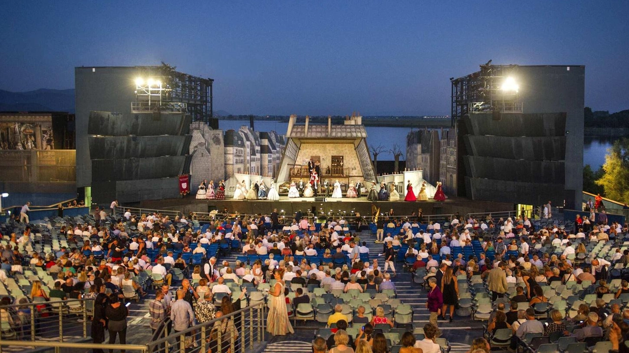 La Fondazione Festival Pucciniano ha aperto una bando per la selezione di ottanta comparse per le opere in cartellone La Fondazione Festival Pucciniano ha aperto una bando per la selezione di ottanta comparse per le opere in cartellone