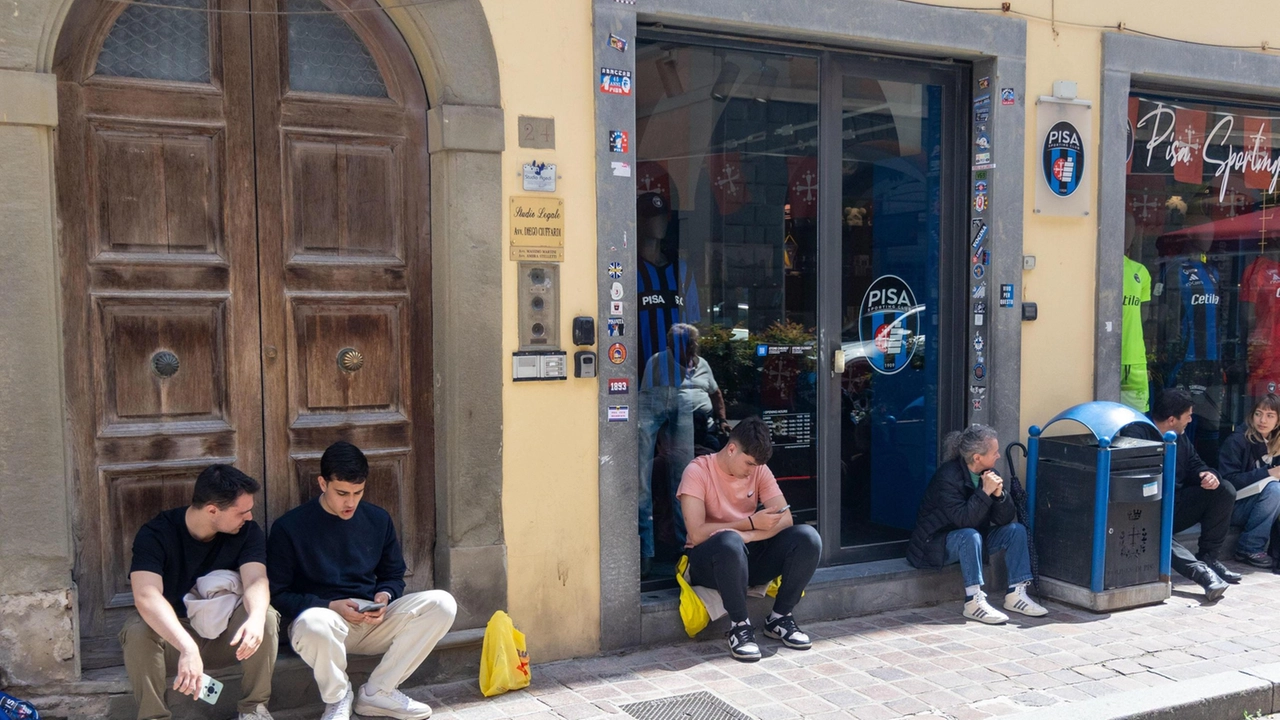 Tifosi in fila davanti al Pisa store in Borgo (. foto Del Punta per Valtriani Tifosi in fila davanti al Pisa store in Borgo (. foto Del Punta per Valtriani