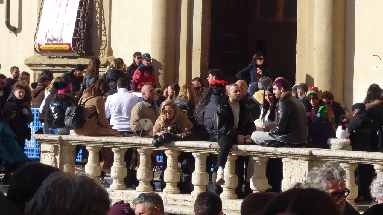 Già al mattino un lungo serpentone di visitatori sale dal parcheggio di via Pietri: posti auto esauriti in poche ore in tutta l’area. Stesso film al Baldaccio e Mecenate Già al mattino un lungo serpentone di visitatori sale dal parcheggio di via Pietri: posti auto esauriti in poche ore in tutta l’area. Stesso film al Baldaccio e Mecenate