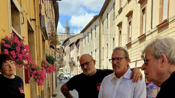 ASSISI – "Lo stato in cui versano molte rotatorie del territorio comunale è indecoroso, un pessimo biglietto da visita per... ASSISI – "Lo stato in cui versano molte rotatorie del territorio comunale è indecoroso, un pessimo biglietto da visita per...