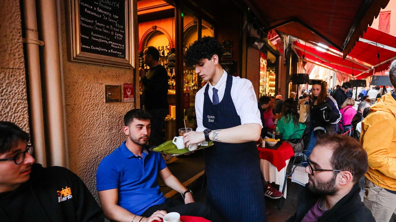 Nella foto d’archivio, camerieri al lavoro: il settore, con la ristorazione, è quello che guida le previsioni di assunzioni in provincia di Siena Nella foto d’archivio, camerieri al lavoro: il settore, con la ristorazione, è quello che guida le previsioni di assunzioni in provincia di Siena