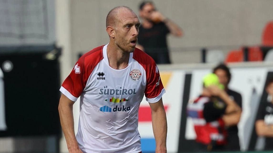 Andrea Masiello, professionista viareggino che dopo la carriera in serie A oggi indossa la maglia del Sud Tirol Andrea Masiello, professionista viareggino che dopo la carriera in serie A oggi indossa la maglia del Sud Tirol