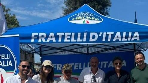 Due giorni di gazebo FdI. Con i cruciverba tricolori Due giorni di gazebo FdI. Con i cruciverba tricolori