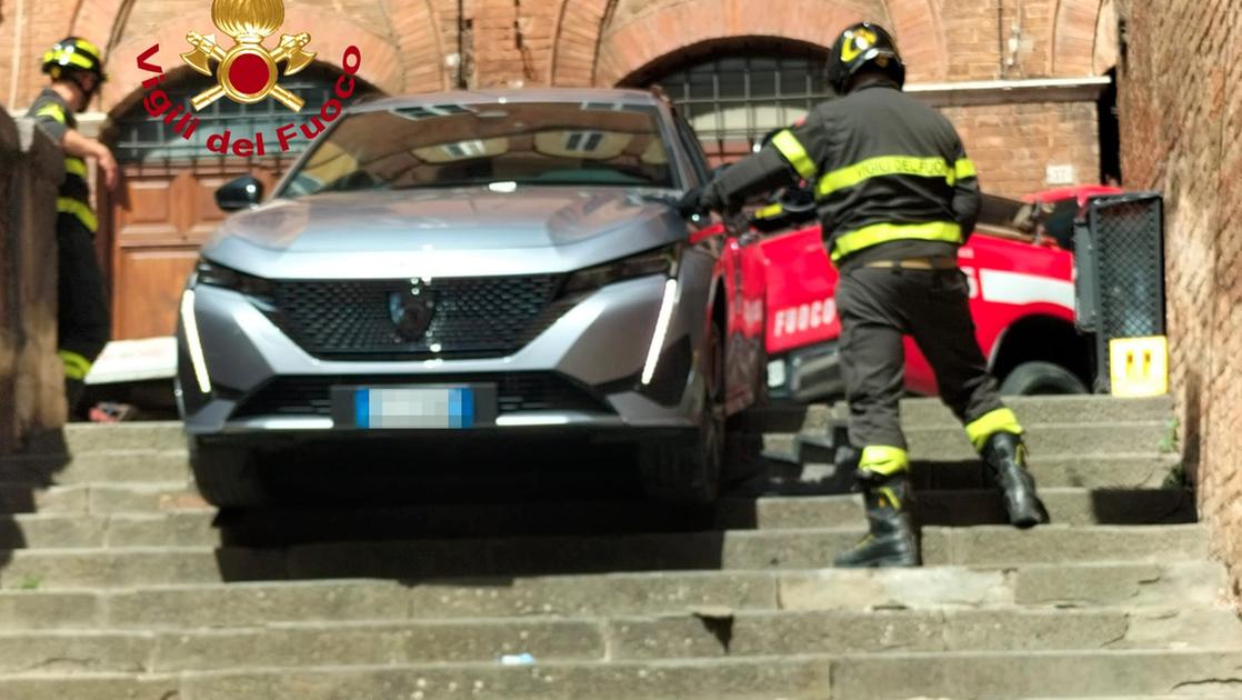 siena l8217auto finisce sulla scalinata di via san martino