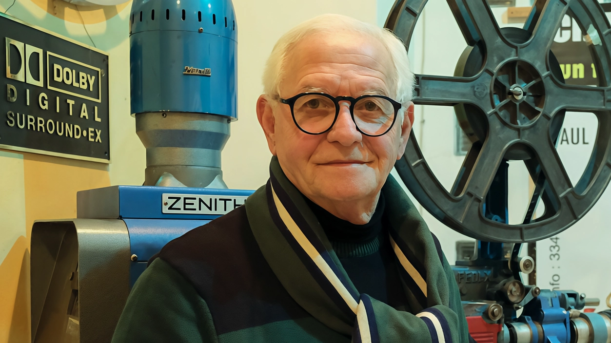 Mario Lucà, una vita di cinema. Qui davanti a un vecchio proiettore Mario Lucà, una vita di cinema. Qui davanti a un vecchio proiettore