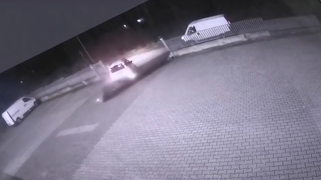 Un fermo-immagine del video che riprende la Panda dei ladri che sfonda il cancello della Nuova Rezzacchi di Pergine Un fermo-immagine del video che riprende la Panda dei ladri che sfonda il cancello della Nuova Rezzacchi di Pergine
