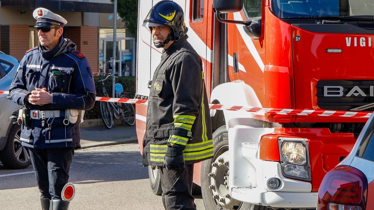 Intervento dei vigili del fuoco ieri alle 13.30 in via Sassetti, evacuate sessanta persone, fra bambini e insegnanti, della scuola Gianni Rodari per sospetta fuga di gas. (Foto archivio Germogli) Intervento dei vigili del fuoco ieri alle 13.30 in via Sassetti, evacuate sessanta persone, fra bambini e insegnanti, della scuola Gianni Rodari per sospetta fuga di gas. (Foto archivio Germogli)