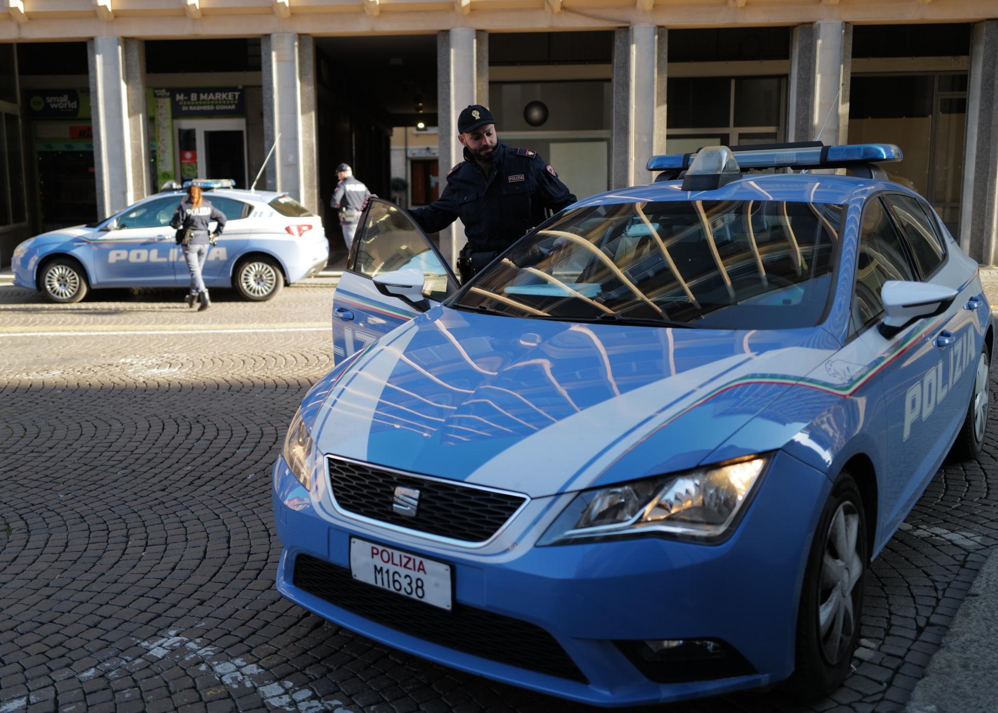 la polizia fa irruzione in casa scena drammatica una donna picchiata nascosta sotto al letto
