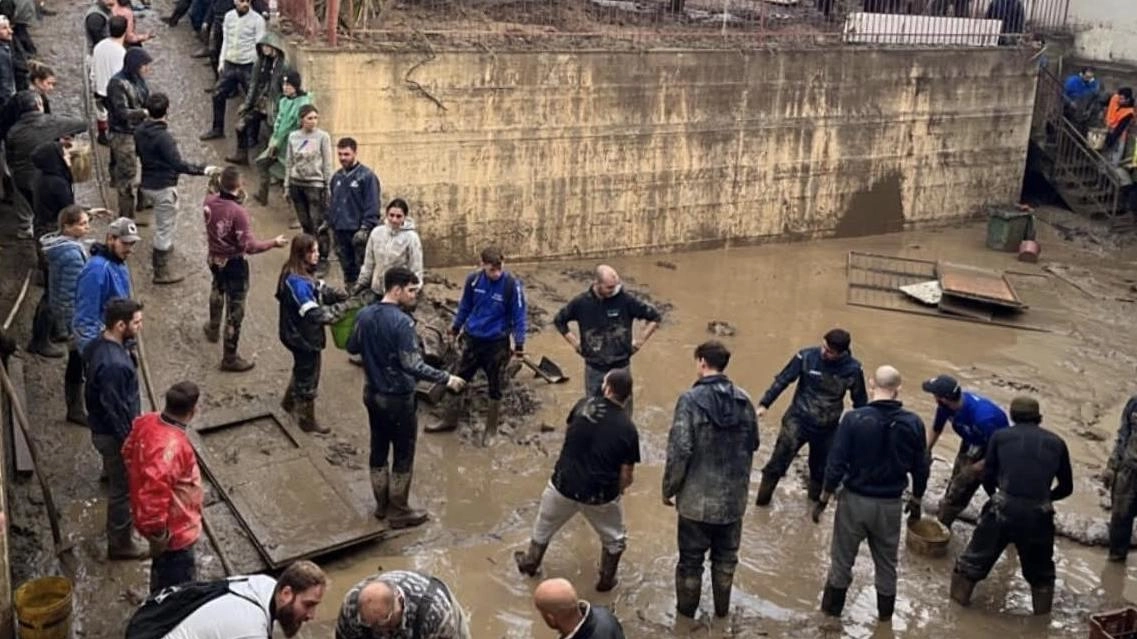 Un’immagine dei volontari nel post alluvione di novembre 2023 Un’immagine dei volontari nel post alluvione di novembre 2023