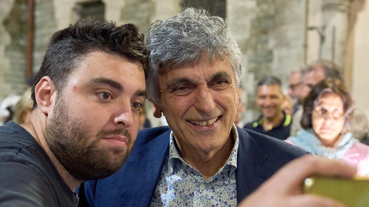 Nella foto di Gabriele Forti, un selfie con Salemme da parte di uno dei tanti presenti alla serata de La Terrazza Nella foto di Gabriele Forti, un selfie con Salemme da parte di uno dei tanti presenti alla serata de La Terrazza