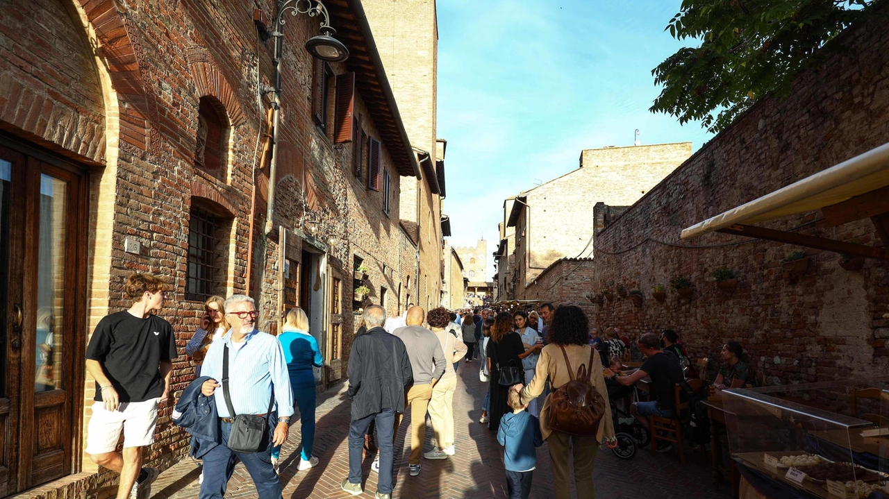 Turisti a passeggio nel borgo alto di Certaldo durante una manifestazione culturale (foto d’archivio) Turisti a passeggio nel borgo alto di Certaldo durante una manifestazione culturale (foto d’archivio)