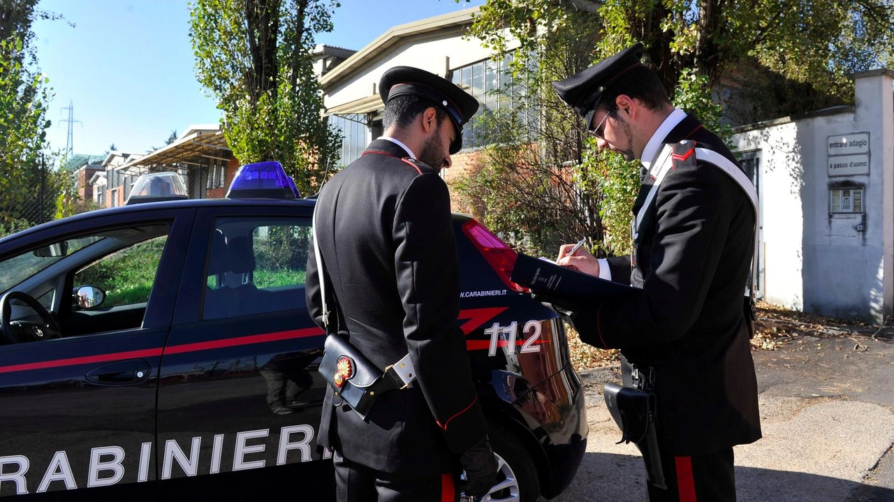 Carabinieri durante il controllo a un’abitazione: ieri il furto è stato messo a segno in una zona molto frequentata (foto d’archivio) Carabinieri durante il controllo a un’abitazione: ieri il furto è stato messo a segno in una zona molto frequentata (foto d’archivio)