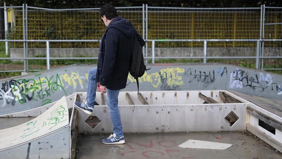 L’area a uso pubblico sul ’tetto’ della struttura sempre più zona franca per spaccio e vandalismi. Ma c’è chi viene tratto in ingnno dai cartelli stradali e tenta di entrare alla ricerca di uno stallo. . L’area a uso pubblico sul ’tetto’ della struttura sempre più zona franca per spaccio e vandalismi. Ma c’è chi viene tratto in ingnno dai cartelli stradali e tenta di entrare alla ricerca di uno stallo. .