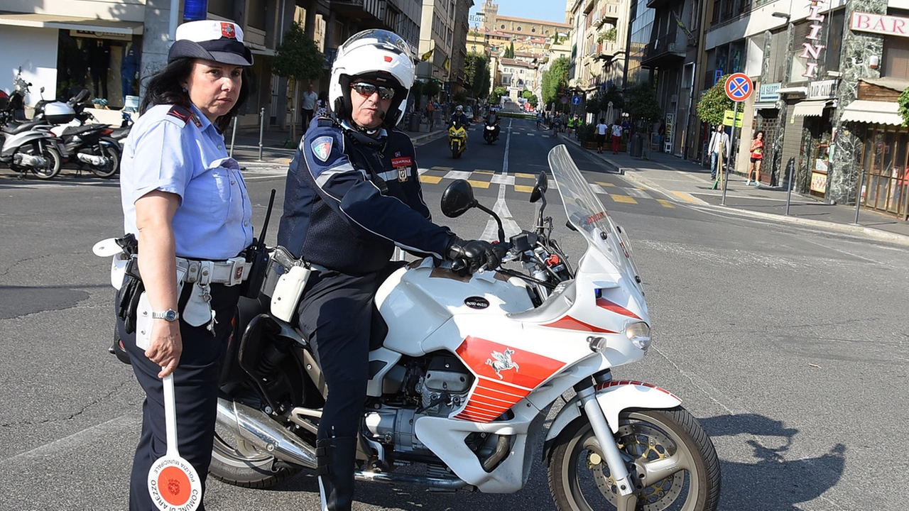 Vigili urbani a Prato. La chiusura dell'incrocio porterà a una decina di giorni di deviazioni Vigili urbani a Prato. La chiusura dell'incrocio porterà a una decina di giorni di deviazioni