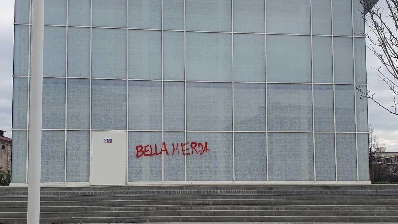 La scritta vergara con vernice rossa sopra i finestroni del centro affidi a San Concordio La scritta vergara con vernice rossa sopra i finestroni del centro affidi a San Concordio
