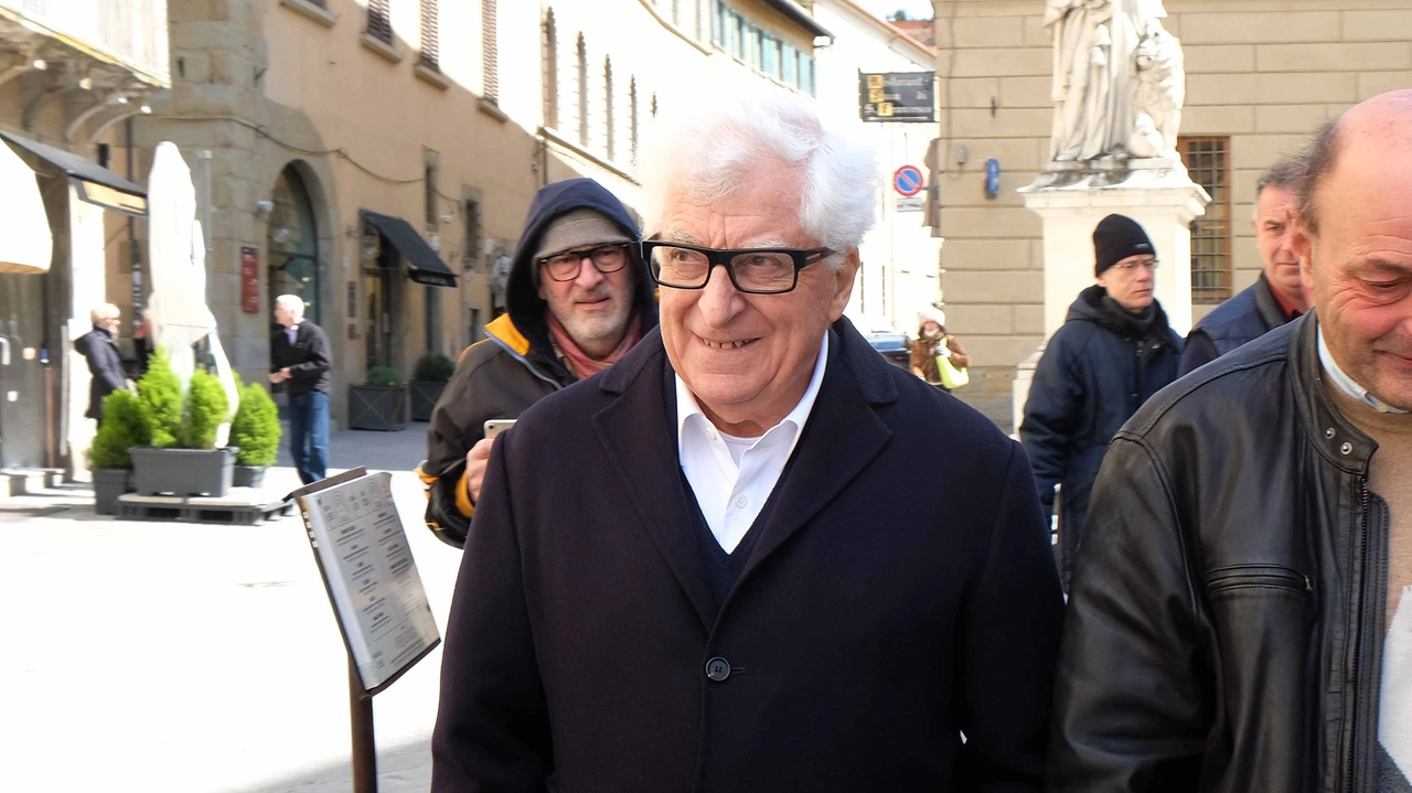 Patrizio Bertelli ha messo a segno un altro “colpo” grosso: l’acquisizione di tutta l’area Lebole portando a termine la trattativa con la proprietà rappresentata dalla famiglia Carrara, imprenditori pistoiesi del colosso delle cartiere. In alto: un dettaglio dell’interno dell’ex fabbrica tessile. Sotto: il custode che ha curato la sorveglianza Patrizio Bertelli ha messo a segno un altro “colpo” grosso: l’acquisizione di tutta l’area Lebole portando a termine la trattativa con la proprietà rappresentata dalla famiglia Carrara, imprenditori pistoiesi del colosso delle cartiere. In alto: un dettaglio dell’interno dell’ex fabbrica tessile. Sotto: il custode che ha curato la sorveglianza