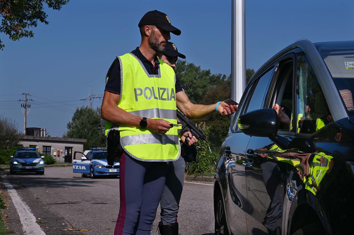 Furto a un’area di servizio: distributori di monete aperti col flessibile e lasciati nei campi