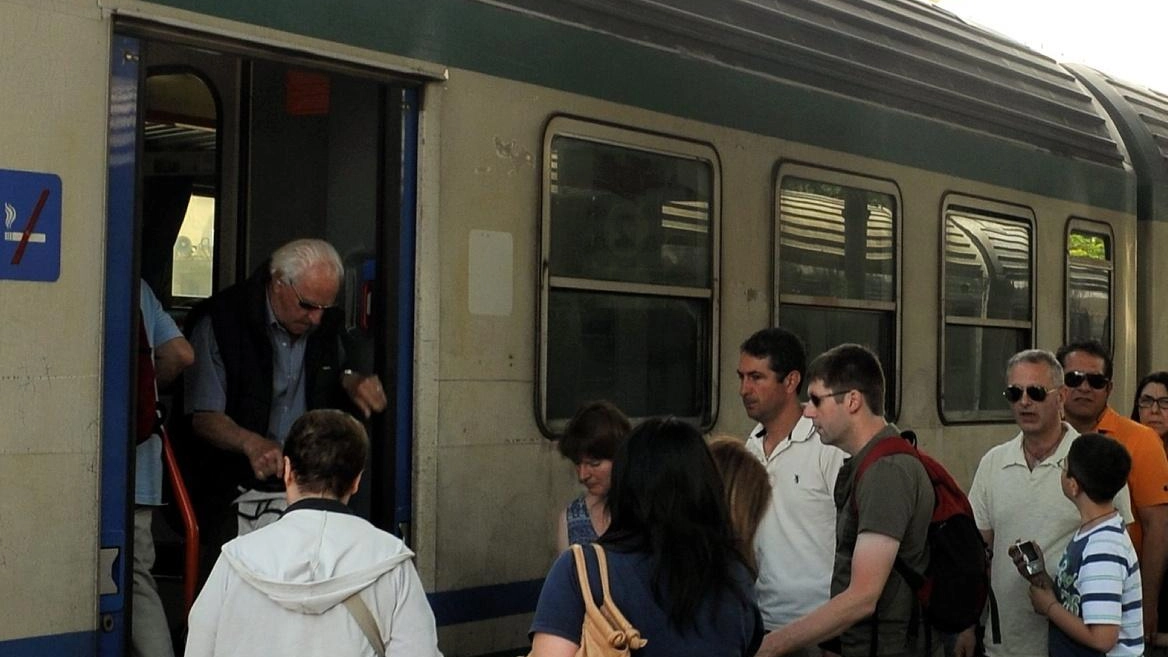Odissea (quasi) quotidiana dei pendolari valdarnesi: "Ritardi e cancellazioni continue. Siamo stufi"