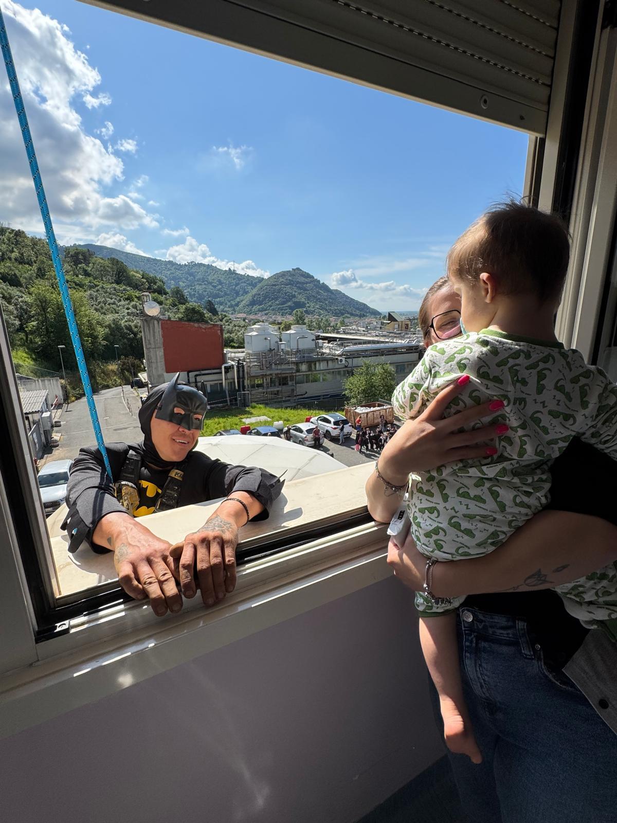 Batman che saluta un piccolo paziente pediatrico