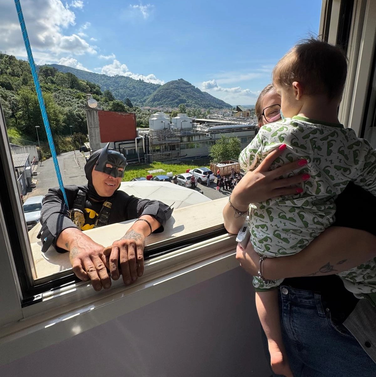 Batman che saluta un piccolo paziente pediatrico