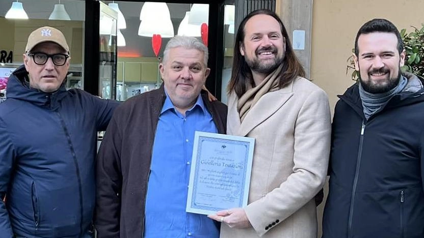 Il riconoscimento consegnato ai titolari di «Tentazioni» dal presidente Area Vasta Confcommercio Alessandro Simonelli Il riconoscimento consegnato ai titolari di «Tentazioni» dal presidente Area Vasta Confcommercio Alessandro Simonelli