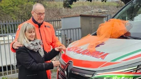 Il presidente della Pubblica assistenza, Achille Guastalli, insieme a Luisa, la mamma di Sofia Pasquali al. taglio del nastro Il presidente della Pubblica assistenza, Achille Guastalli, insieme a Luisa, la mamma di Sofia Pasquali al. taglio del nastro