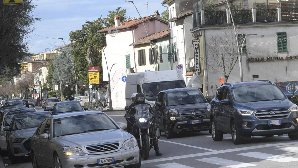 Il traffico in via Catalani a Sant’Anna (foto Alcide) Il traffico in via Catalani a Sant’Anna (foto Alcide)