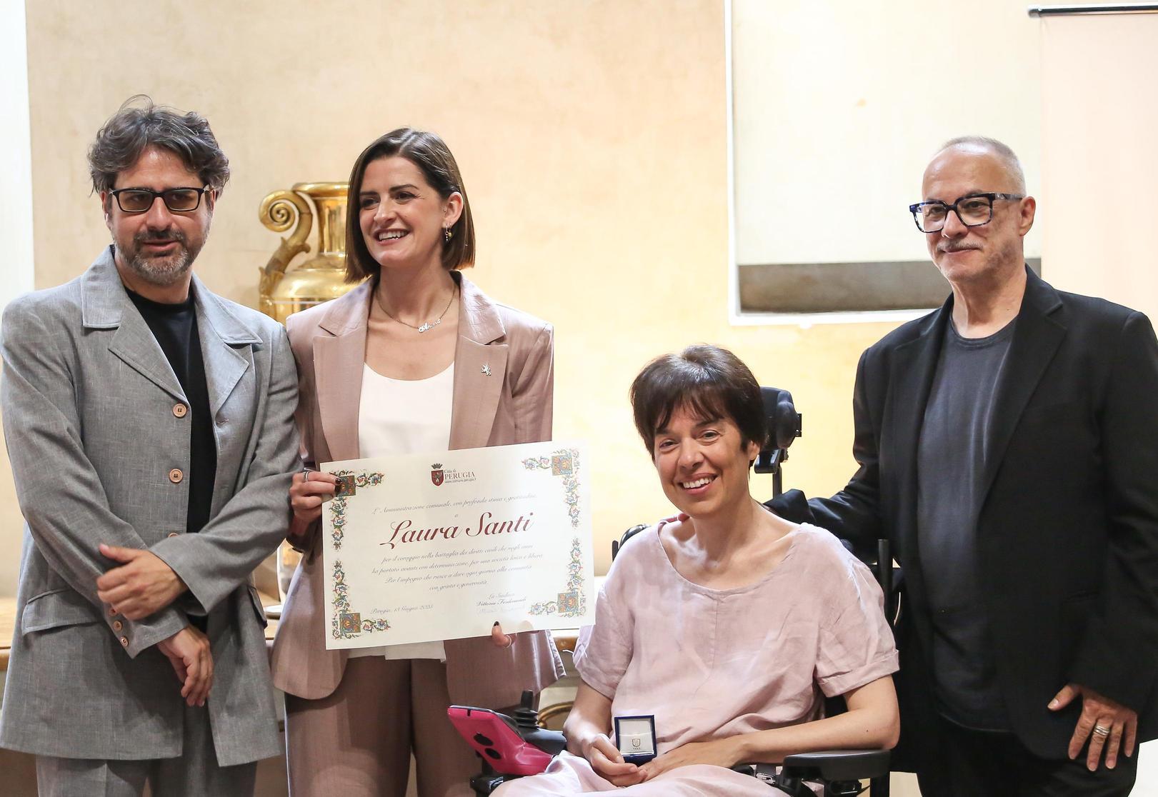 Baiocco d’oro a Laura Santi : "Fine vita, la mia battaglia è per tutti. Restiamo vigili sui diritti civili" Baiocco d’oro a Laura Santi : "Fine vita, la mia battaglia è per tutti. Restiamo vigili sui diritti civili"