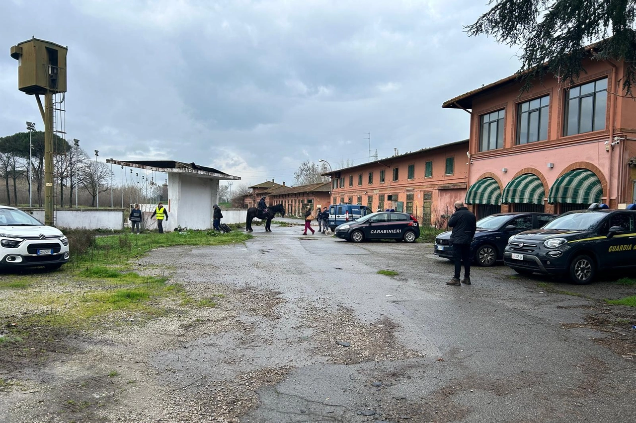 Lo sgombero a Le Mulina (Foto Marco Mori/New Press Photo)