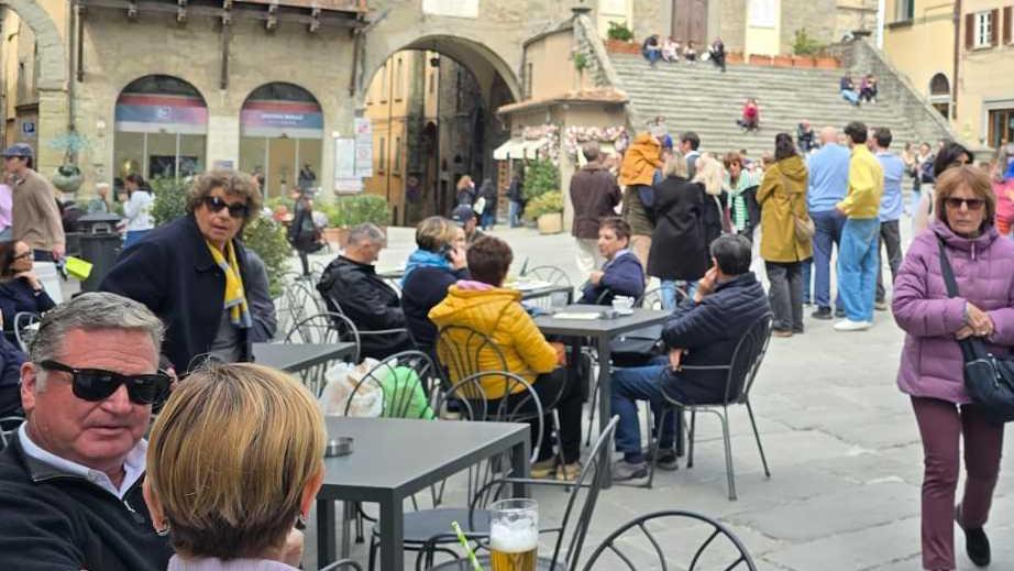 Il turismo a gonfie vele sui ponti. Cortona, visitatori da tutto il mondo. Festa a cielo aperto a Castiglioni