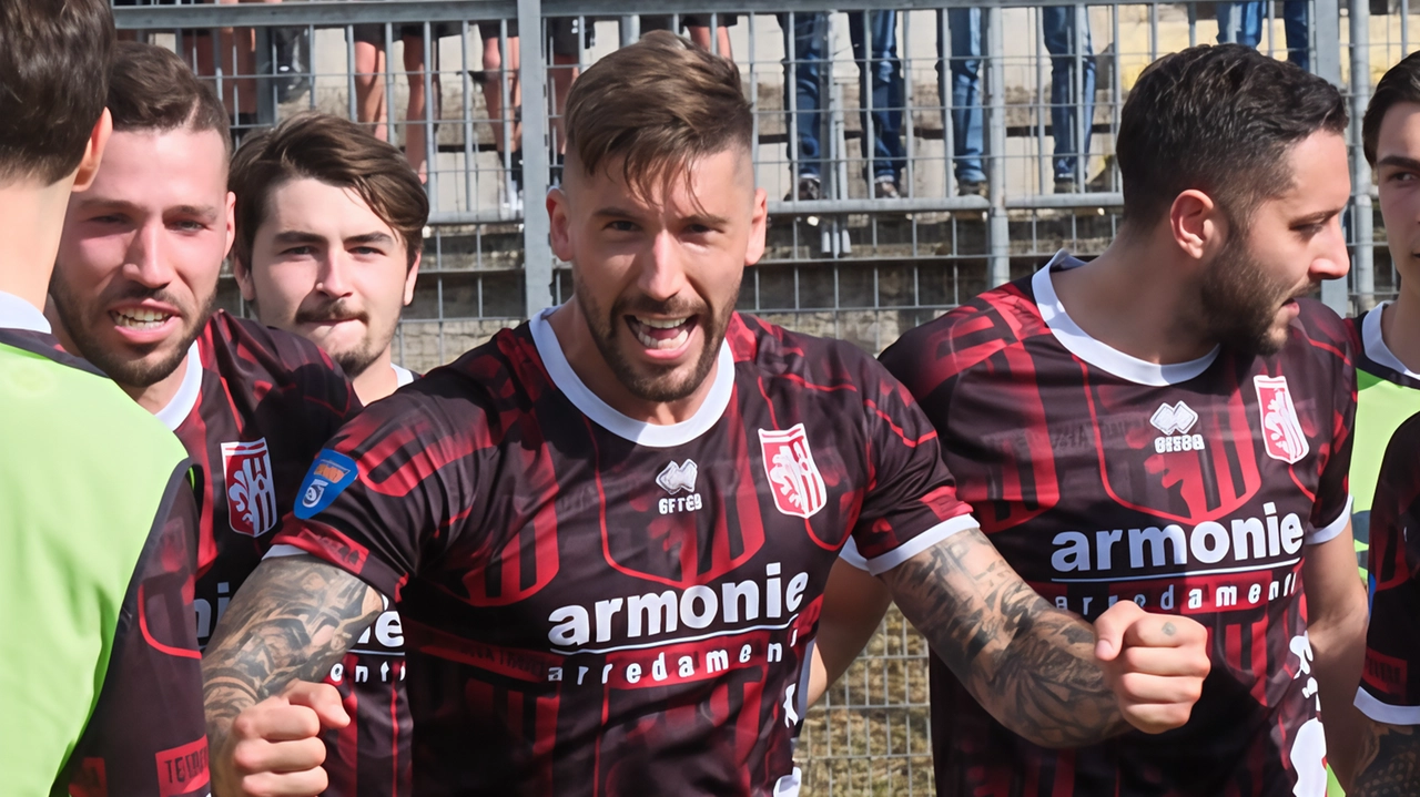 Marco Becattini celebra la vittoria del Terranuova Traiana sulla Sangiovannese, nonostante le difficoltà e le assenze. Marco Becattini celebra la vittoria del Terranuova Traiana sulla Sangiovannese, nonostante le difficoltà e le assenze.