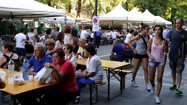 Una sagra paesana. L’appuntamento con la pasta fritta delle zonzelle sarà domani pomeriggio dalle 16 alle 21, alla Baita di Gavigno insieme alla musica degli Habanero Una sagra paesana. L’appuntamento con la pasta fritta delle zonzelle sarà domani pomeriggio dalle 16 alle 21, alla Baita di Gavigno insieme alla musica degli Habanero