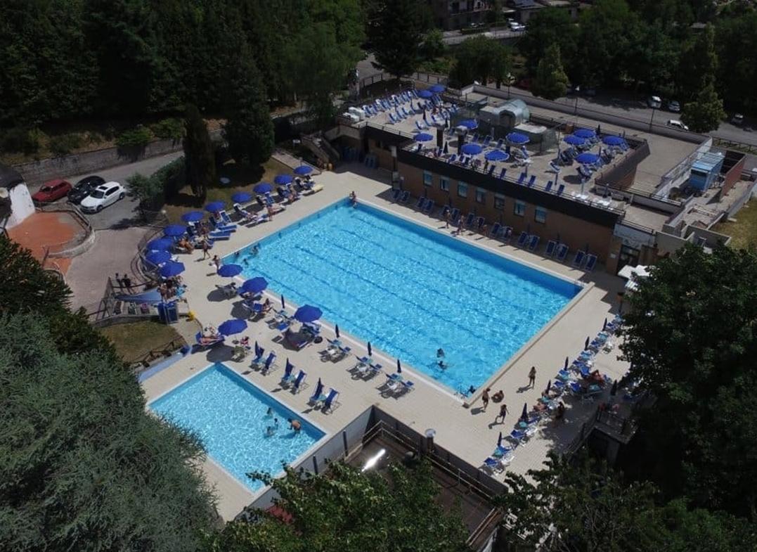 Riapre la piscina delle Ginestre. Ci si può tuffare fino al tramonto. E il giovedì musica e cocktail Riapre la piscina delle Ginestre. Ci si può tuffare fino al tramonto. E il giovedì musica e cocktail