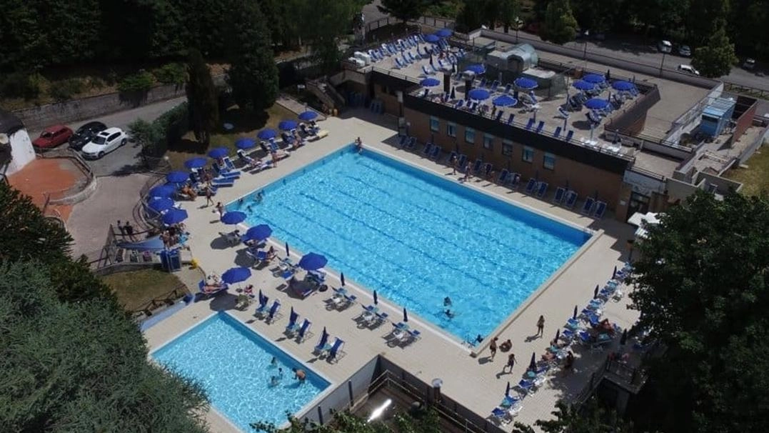 Una panoramica dall’alto delle storiche piscine delle Ginestre, nel cuore della Montagna Pistoiese, l’impianto al coperto ha funzionato per tutto l’inverno Una panoramica dall’alto delle storiche piscine delle Ginestre, nel cuore della Montagna Pistoiese, l’impianto al coperto ha funzionato per tutto l’inverno