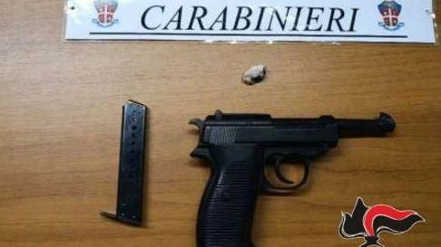 La pistola scacciacani sequestrata dopo la perquisizione con cui i tre hanno presumibilmente fatto la rapina La pistola scacciacani sequestrata dopo la perquisizione con cui i tre hanno presumibilmente fatto la rapina