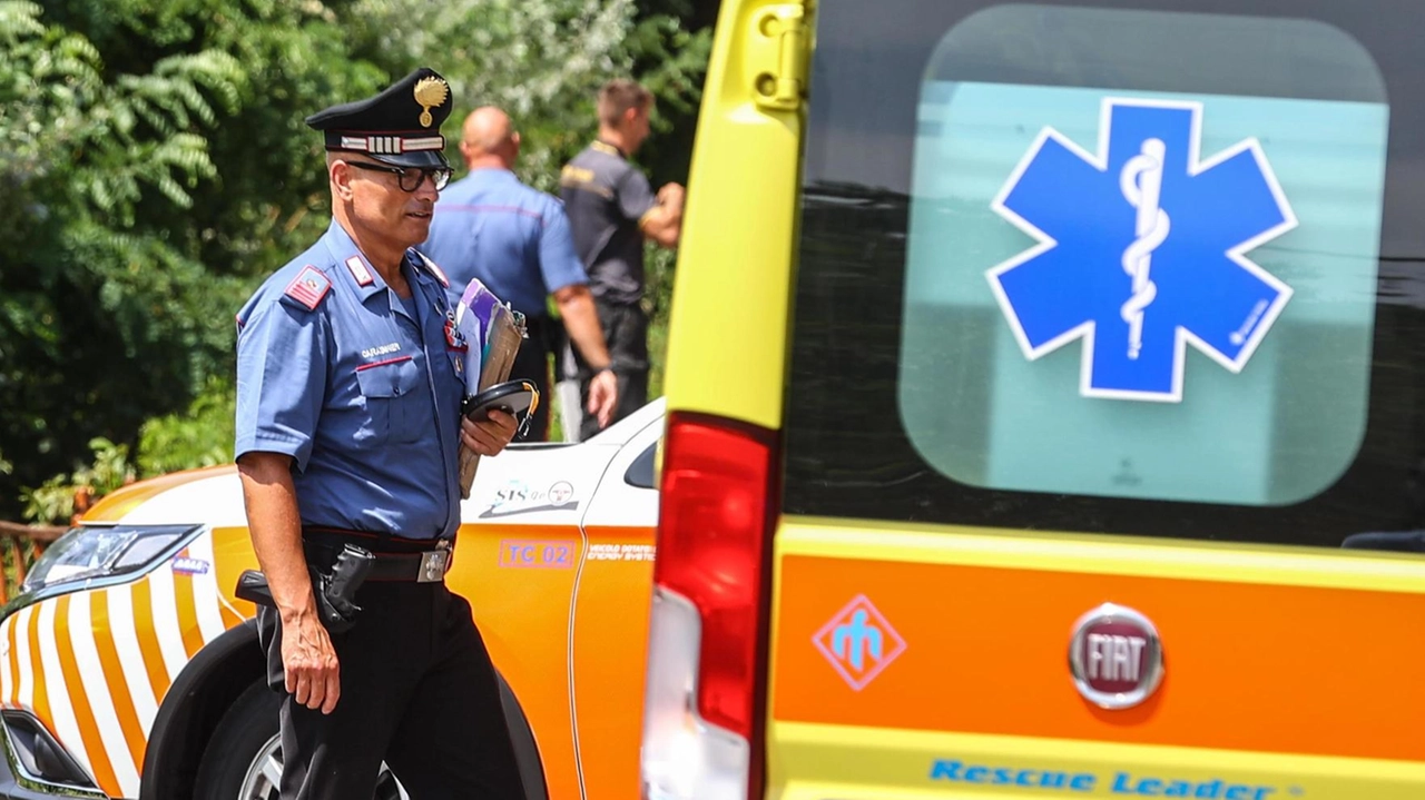 Sul posto i volontari della Misericordia e i carabinieri per i rilievi Sul posto i volontari della Misericordia e i carabinieri per i rilievi
