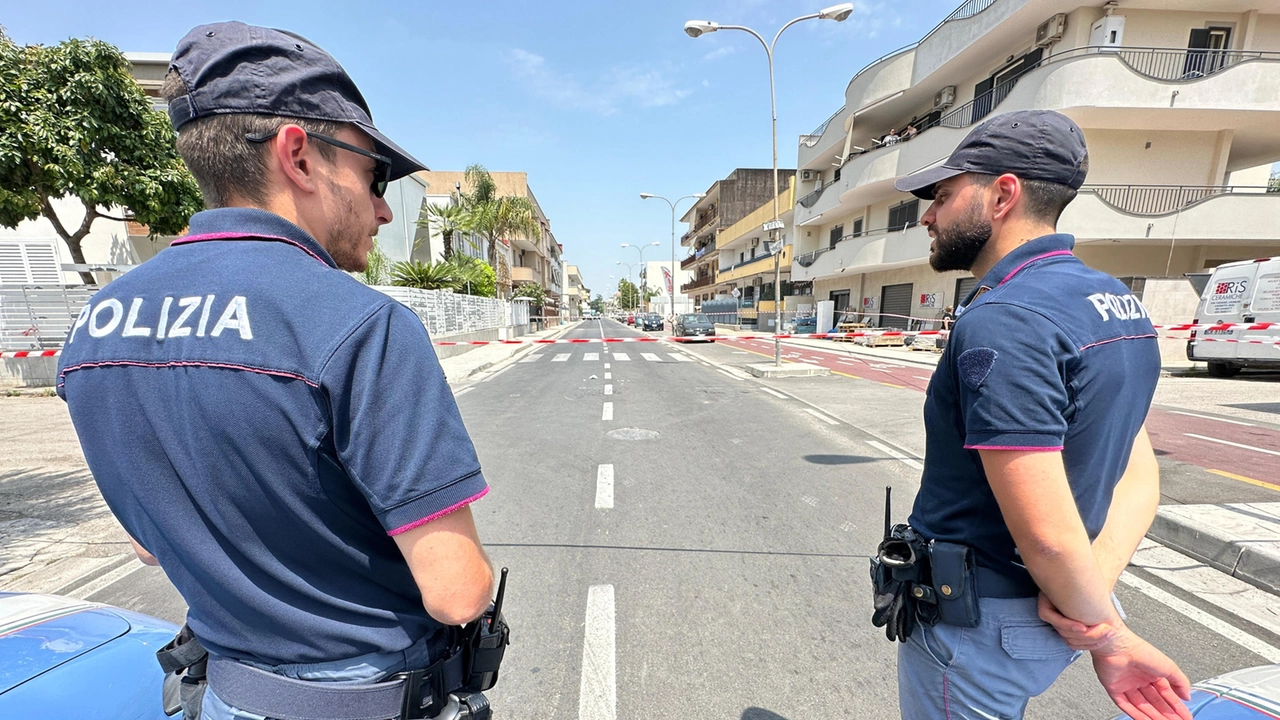 Poliziotti durante attività di controllo (foto d'archivio) Poliziotti durante attività di controllo (foto d'archivio)