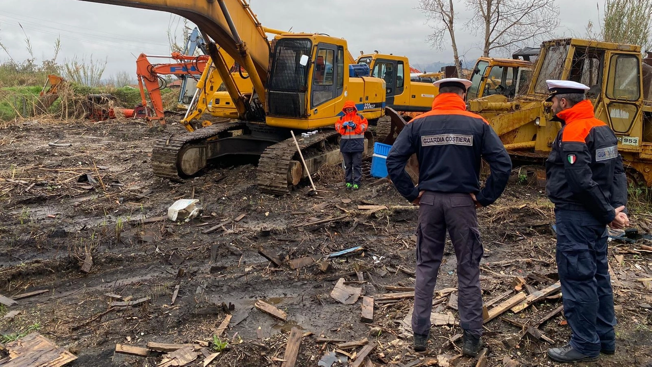 Il blitz della Guardia Costiera nella ditta di Massarosa al centro dell'indagine Il blitz della Guardia Costiera nella ditta di Massarosa al centro dell'indagine