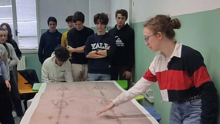 Studenti a lezione sulla sindone con la professoressa Emanuela Marinelli, l’esperta sindonologa a livello internazionale, che ha dedicato ben 23...
