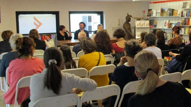 La scrittrice Franca Canapini presenta il suo nono libro di poesie "Misteri d’amore", ispirato al Simposio di Platone. Il libro, già premiato, sarà presentato ad Arezzo con un dialogo con Jonathan Rizzo. Un viaggio poetico sull'amore e la conoscenza, consigliato anche ai giovani. La scrittrice Franca Canapini presenta il suo nono libro di poesie "Misteri d’amore", ispirato al Simposio di Platone. Il libro, già premiato, sarà presentato ad Arezzo con un dialogo con Jonathan Rizzo. Un viaggio poetico sull'amore e la conoscenza, consigliato anche ai giovani.