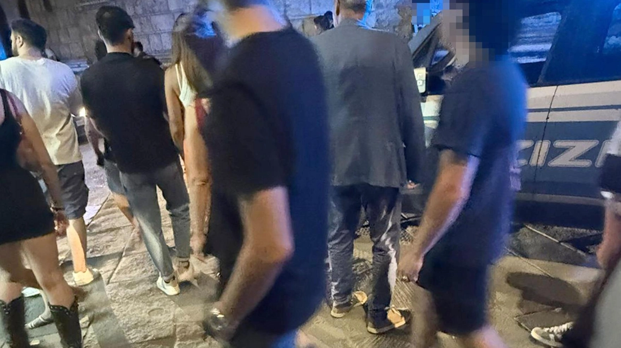 Tre giovani feriti con arma da taglio. Aggrediti in strada, indaga la polizia