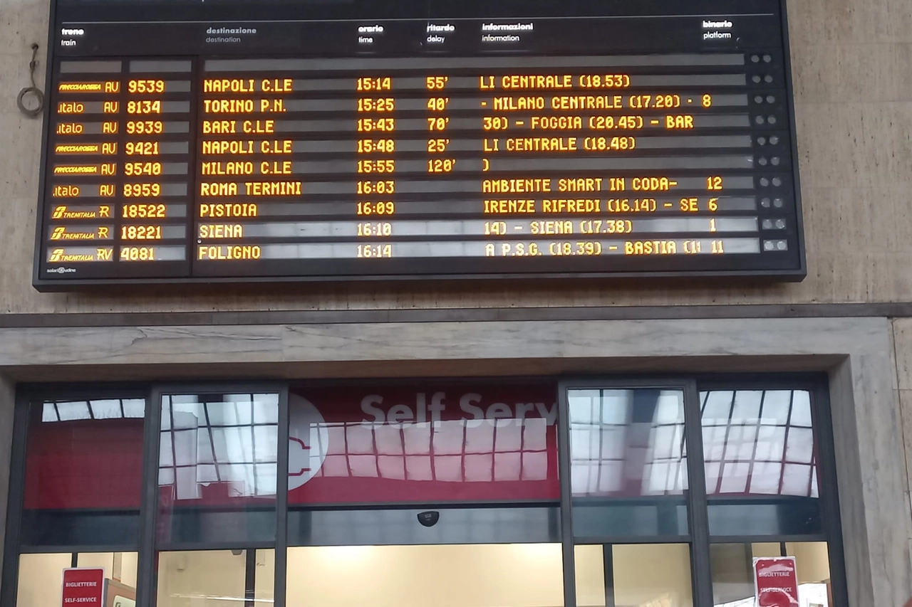 Caos martedì 17 giugno per un guasto alla linea Alta Velocità Napoli-Roma. Nella foto il tabellone degli orari alla stazione Santa Maria Novella di Firenze