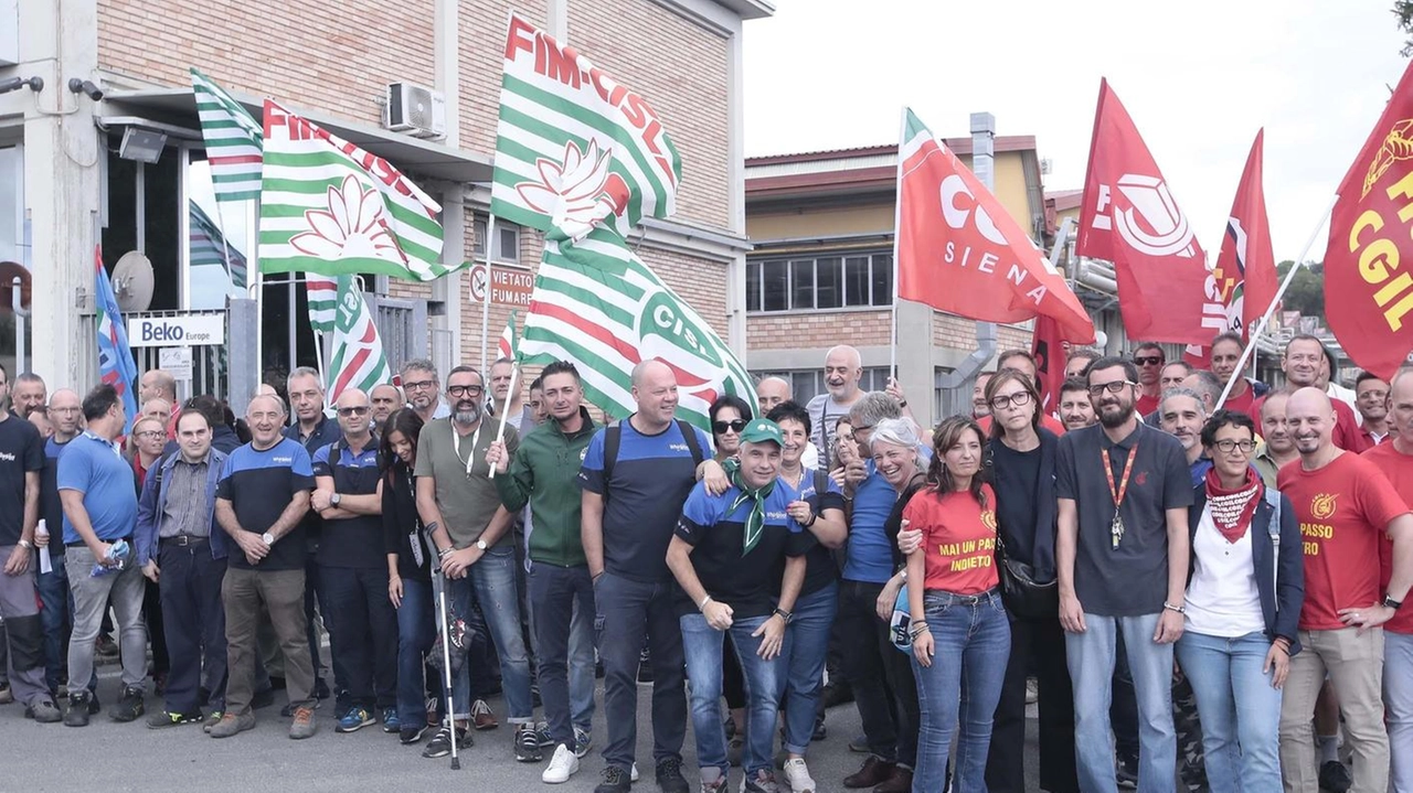 Un momento della manifestazione organizzata davanti allo stabilimento Beko Un momento della manifestazione organizzata davanti allo stabilimento Beko
