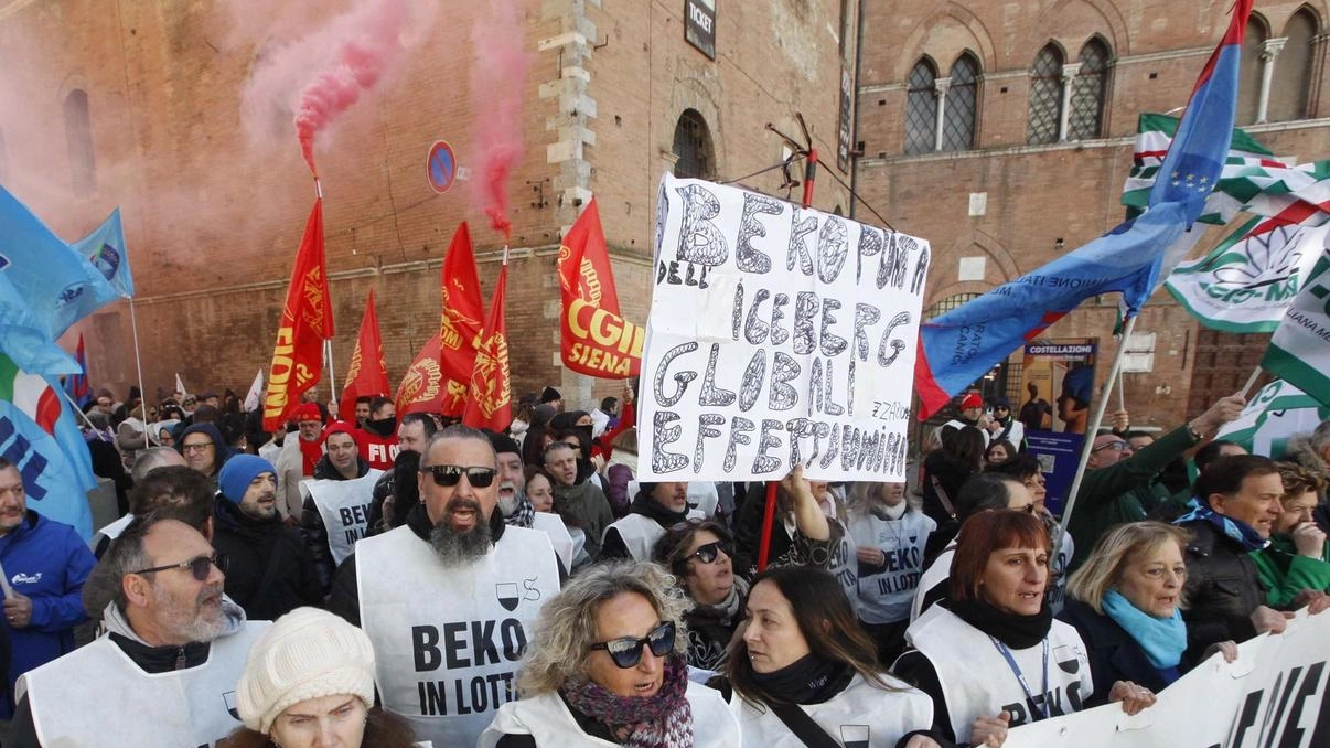 Prevista una riunione-fiume sul caso Siena. Starnini: "Cento milioni al territorio o requisizione dei siti"
