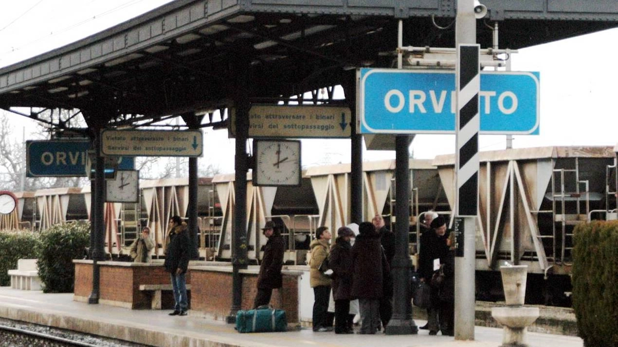 Pendolari in attesa del treno alla stazione di Orvieto