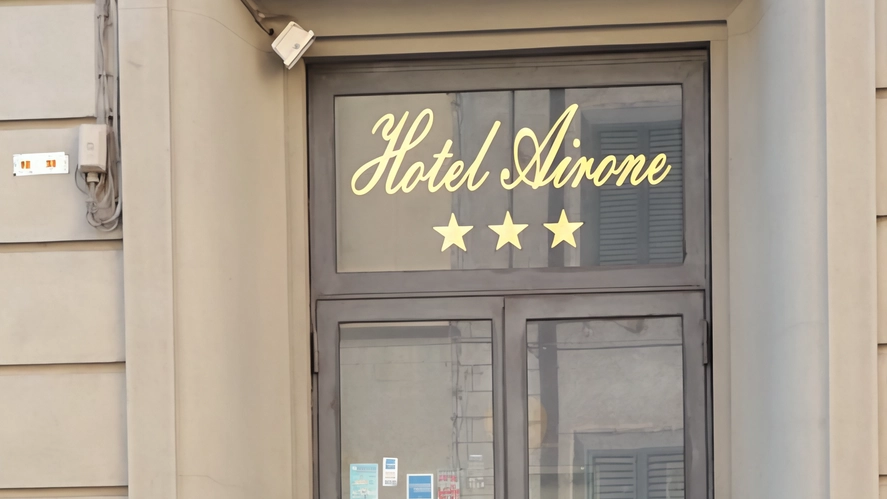 L'occupazione dell'ex Hotel Airone a Firenze diventa un caso politico, con polemiche tra partiti e richieste di sgombero. Situazione preoccupante per i cittadini. L'occupazione dell'ex Hotel Airone a Firenze diventa un caso politico, con polemiche tra partiti e richieste di sgombero. Situazione preoccupante per i cittadini.