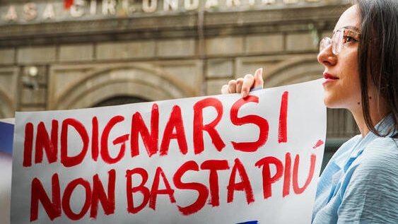 La protesta davanti a un carcere per la situazione drammatica dei detenuti in Italia La protesta davanti a un carcere per la situazione drammatica dei detenuti in Italia