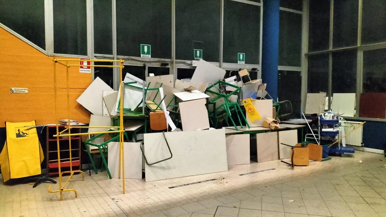 L’appello ai genitori e la riflessione del preside del Santoni Maurizio Berni "Gli studenti adesso devono pulire le scritte sessiste e le svastiche". L’appello ai genitori e la riflessione del preside del Santoni Maurizio Berni "Gli studenti adesso devono pulire le scritte sessiste e le svastiche".