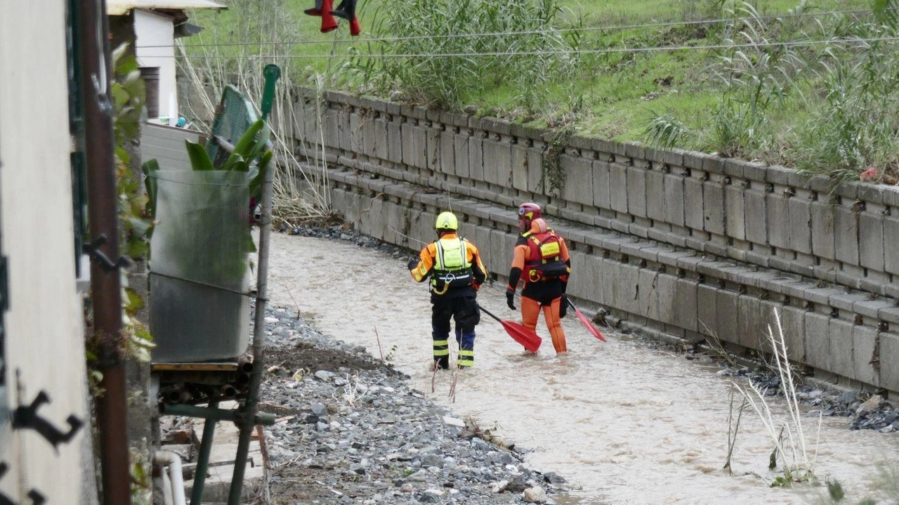 Sommozzatori al lavoro a Figline. lungo la Bardena durante l’alluvione di novembre 2023 (foto Attalmi) Sommozzatori al lavoro a Figline. lungo la Bardena durante l’alluvione di novembre 2023 (foto Attalmi)