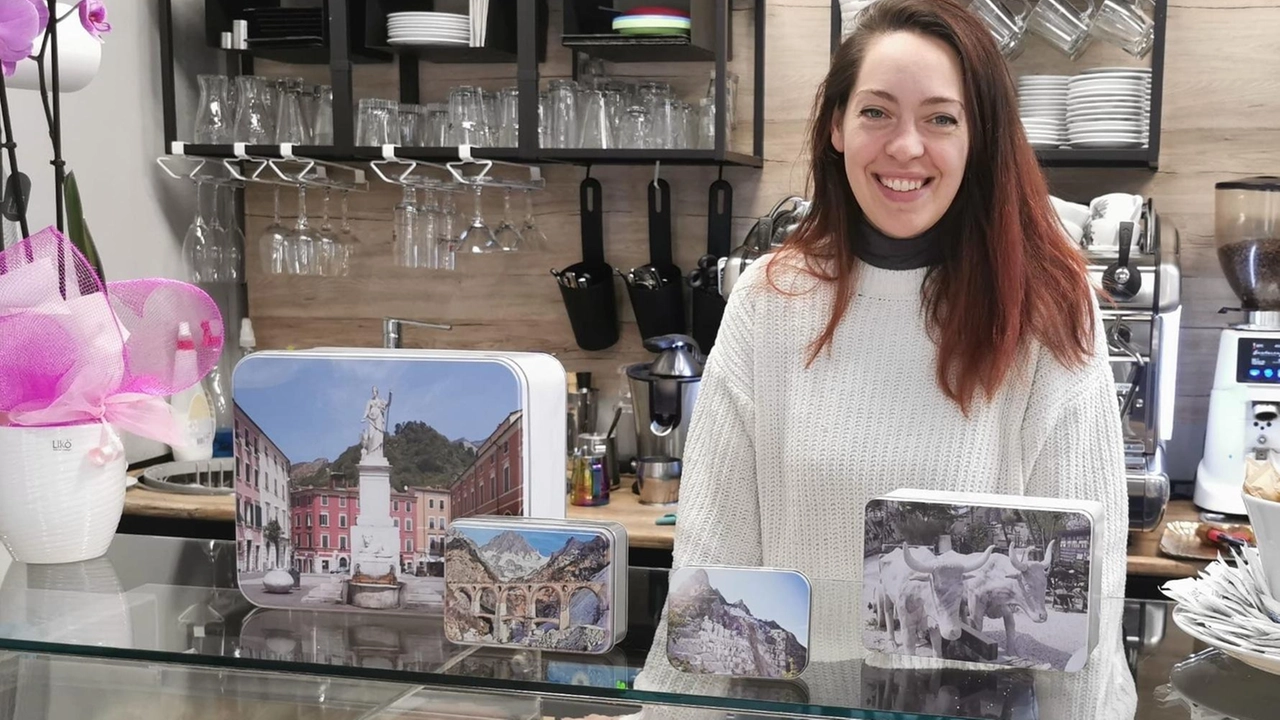Il beauty center raddoppia in piazza Brucellaria, la casa per le letterine del Divas a Marina, le scatole-cartolina delle bellezze della città di Volpi. Il beauty center raddoppia in piazza Brucellaria, la casa per le letterine del Divas a Marina, le scatole-cartolina delle bellezze della città di Volpi.